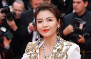 41 years old of Liu Tao head are ascended knock gently Na Gong blanket, wear white to open forked fo