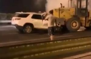 Help a person first or call the police first? This