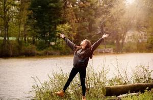 The woman pays no attention to you in these hour, 