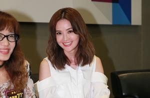 Princess little younger sister! A Sa white T match