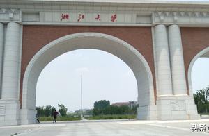 The school gate that Zhejiang university builds, about 88 meters long, 14.6 meters tall, set 5 arch