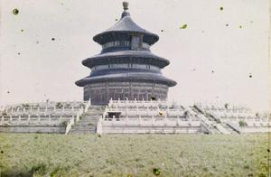 Old photograph: The Beijing the Temple of Heaven after quiet 1912 day is ruined, fireweed is fascicu