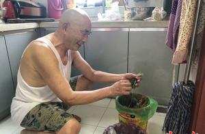 Learn two months, 83 years old of old people glanc