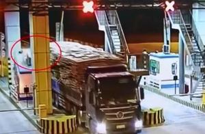 High speed collects fees booth by uproot of old freight car! Loss ten, spot monitoring video