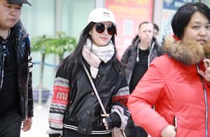 Liu Yifei waves show sweet laugh, recreational wear build motion to feel dye-in-the-wood