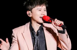 Mobile phone of the show on Zhang Jie concert, after the mobile phone sign that sees him clear, the