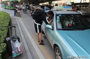Wuhan one man rents the car to compensate of disas