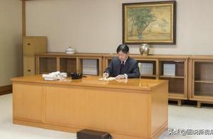 See the office room of Japanese De Rentian emperor, see British queen again, both style is disparate