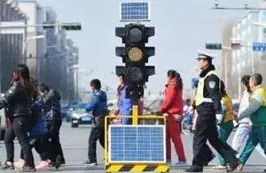 The pedestrian entered red light to fine! Haing ci