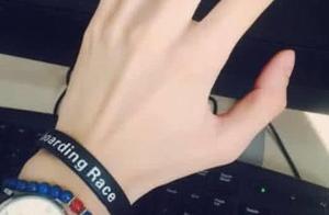 The first think which hand is female? One second m