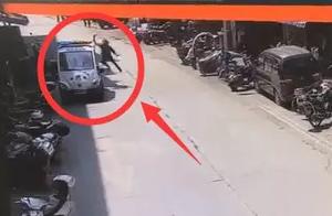 Guangxi one man holds that slope the knife provoke