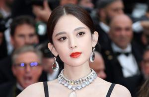 Gu Lina plunges into grace of inwrought rose skirt