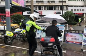 Boat hill person notices, the policeman is fatheri