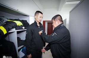 The solid member that pat a plane to overhaul: Father and son is identical profession, see one year