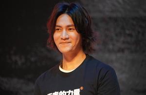 Long wavy hair is reincarnate and literary in Chen Kun model male god spot makes art exhibition show
