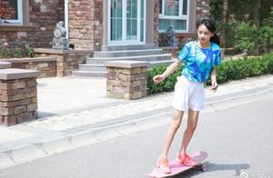 Tian Liang basks in 11 years old of daughters to illuminate dark dish nearly happy play slide to gro