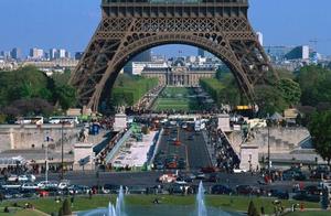 Does noctivagant Paris meet peaceful wave woman ro