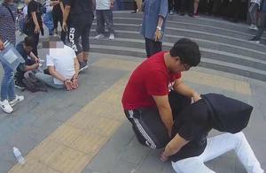 Stare at lone woman only, 6 young men pretend to b