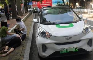 The woman leaves share a car successional ask for trouble! Gongbei busy streets bumps into a car to