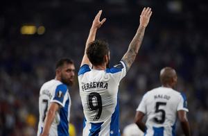 Spaish forward expends Lei La: Jiayege and teammat