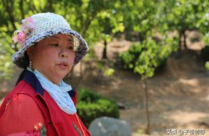 The aunt after retiring makes commonweal get into the habit, fasten prevents child of the stroll tha