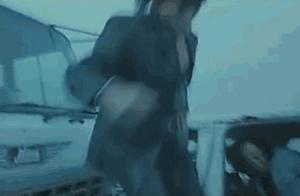 Tens of person street hold a knife to chase after 