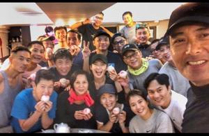 Zhou Runfa spends 64 years old of his birthday with such means