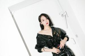 Coat of dust coat of black of a suit of alizarin red of the Song Dynasty, show clavicle very chic, p