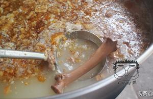 Waving the bone soup of thick oily flower, that soup flavour calls sweet ah, the boss says to be abl