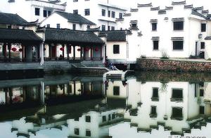 Ancient guard of door of dragon of Sun Quan native place, cool breeze is like water, days backwater,