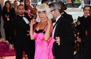 LadyGaga performs red carpet to change outfit is beautiful! The edge walks along an edge to take off