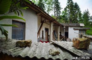 Village old house nobody live, flutter of the colo