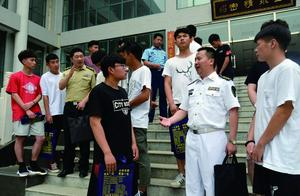 Enter oneself for an examination military school, 