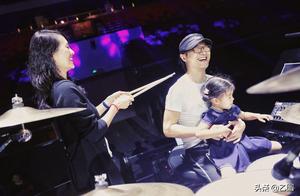 Zhang Ziyi basks in photograph of peak of explore 