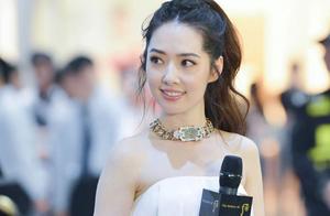 Guo Biting wipes a bosom to enrage even body pants field is powerful! Delicate clavicle too attract