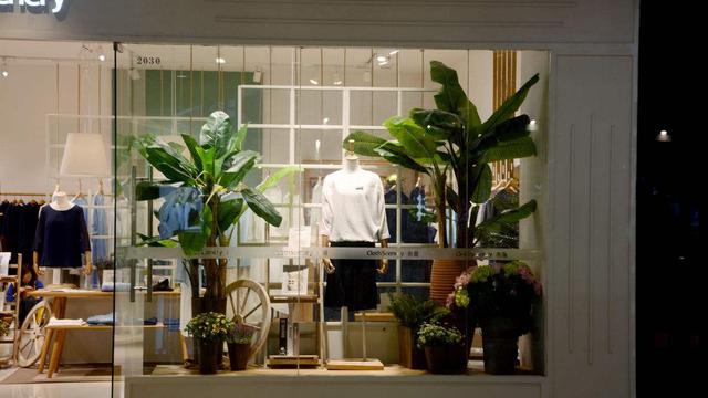 本人與朋友合開了一個賣女裝和童裝的服裝店店面是50平米現在生意不好請麻煩大師給予指點一下謝謝