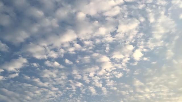 求成语鳞次栉比的意思