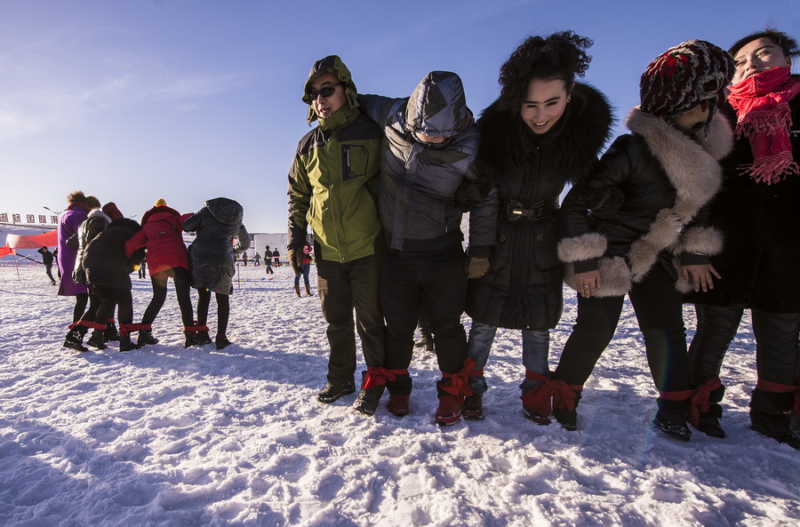 南疆冰雪旅游让群众冬季文化生活热起来