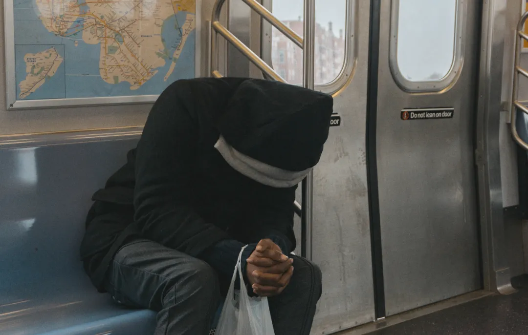 活得小心翼翼，“爸！你什么时候变得这么窝囊了？”