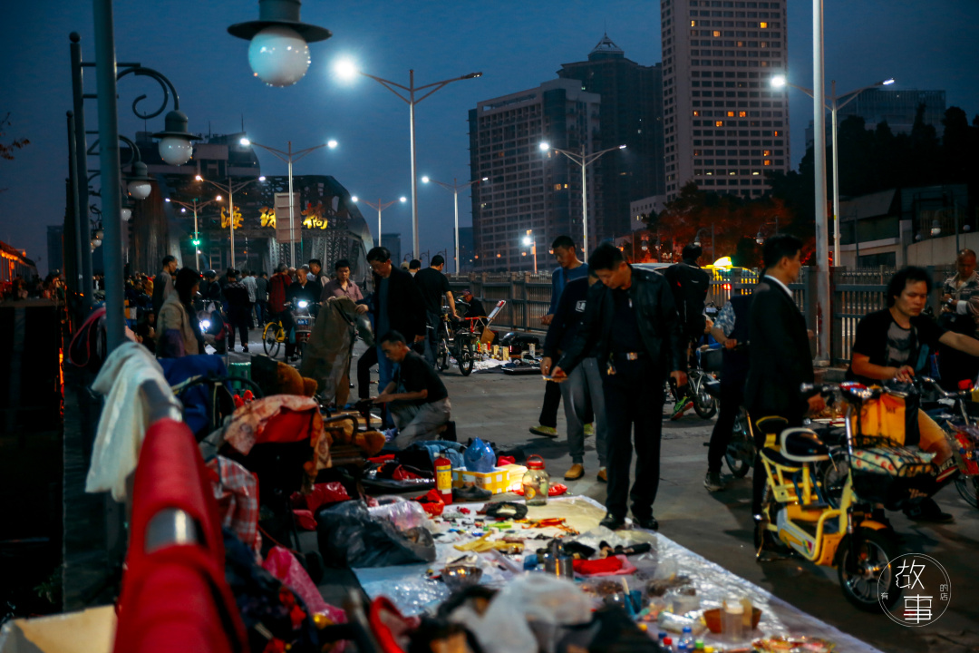 凌晨四点，鬼市大哥的生存时刻