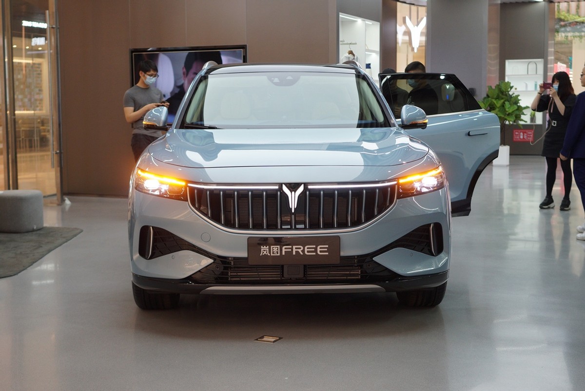 首款量车型便是岚图free,定位中大型智能电动suv
