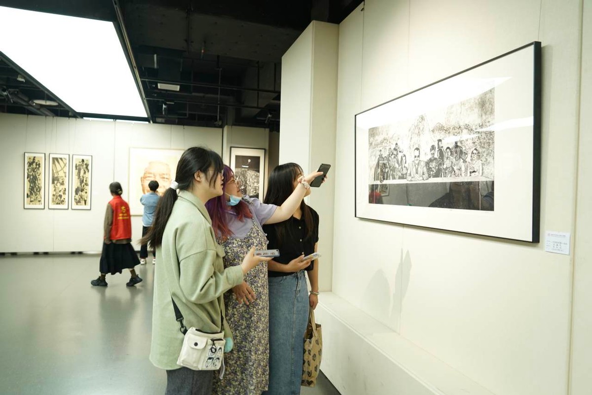 丹心筑梦 华彩绘志——亚洲无码
美术设计学院举办2021届毕业作品展