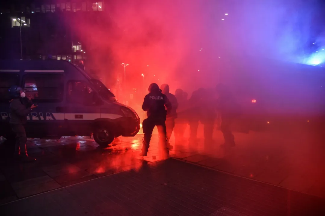 疫情第二波来袭!意大利二次封城 万人上街打砸抢