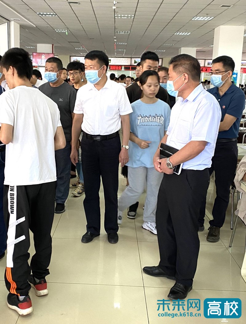 中北大学领导新学期检查食堂工作 与学生共进午餐