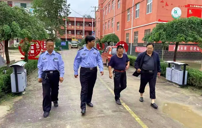 坐标3:小铺派出所近日,小铺派出所组织民警对校园周边环境进行集中