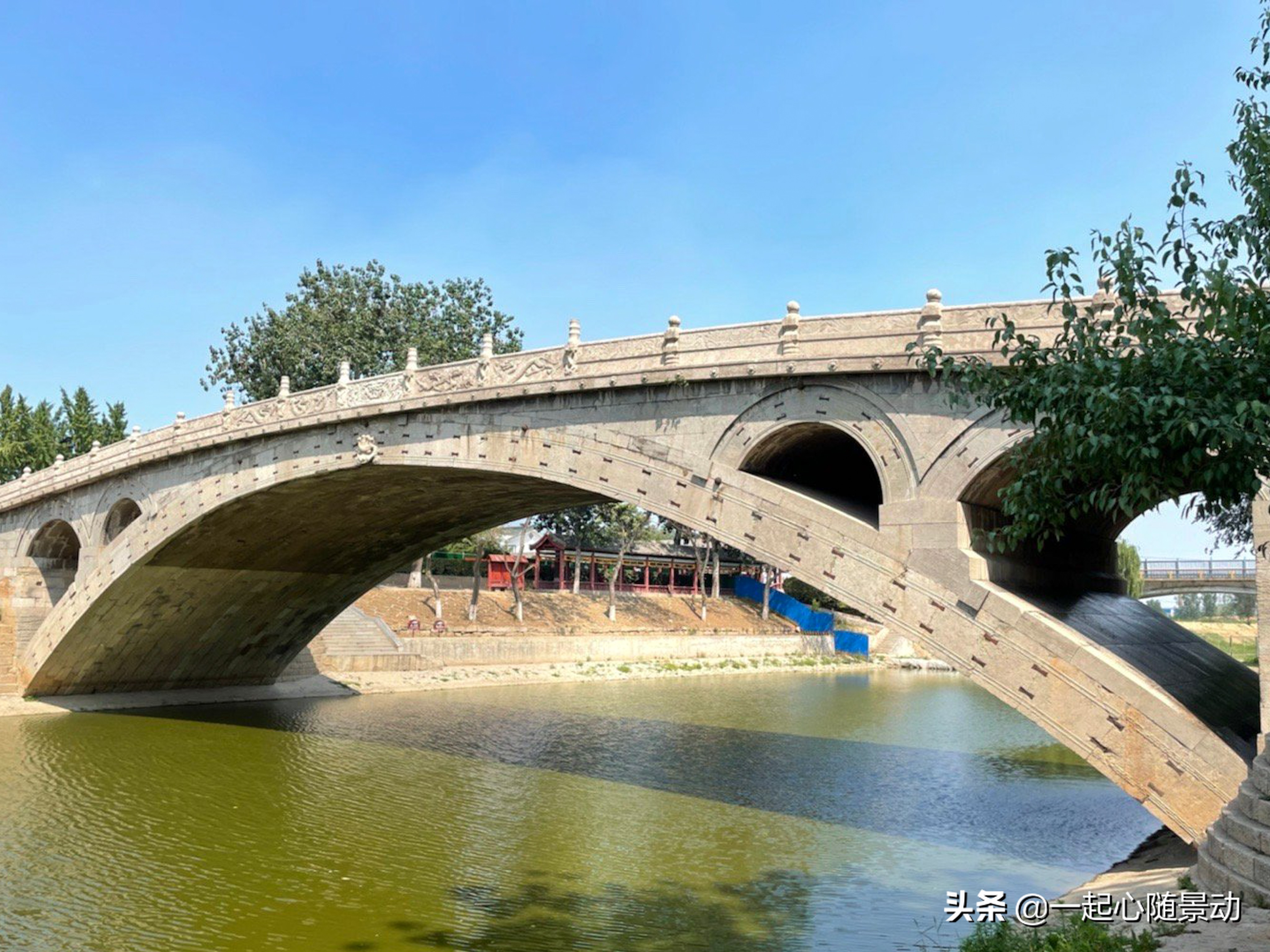 看到赵州桥后发现这座桥造型非常经典,但是整个桥梁看起来非常新,不仅