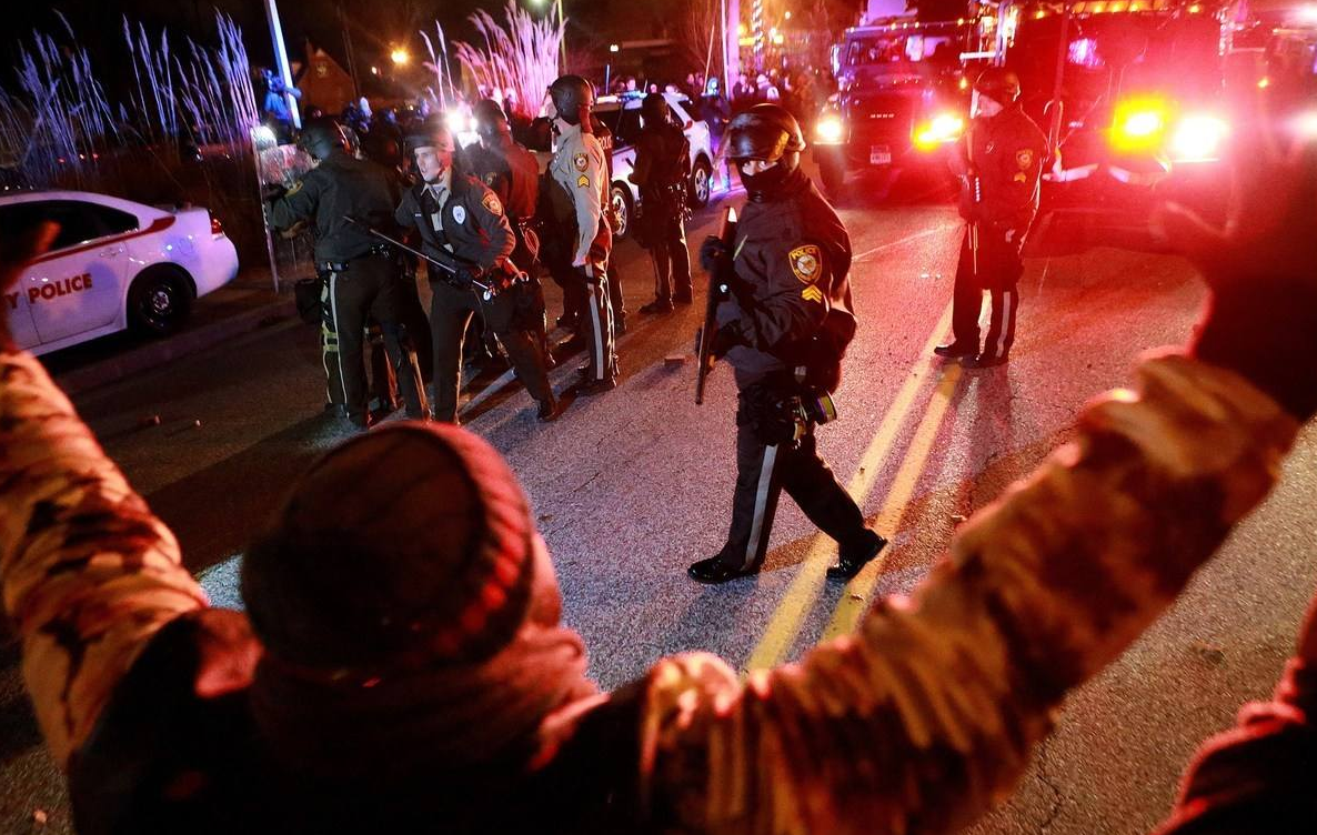 街头混战、围攻白宫！