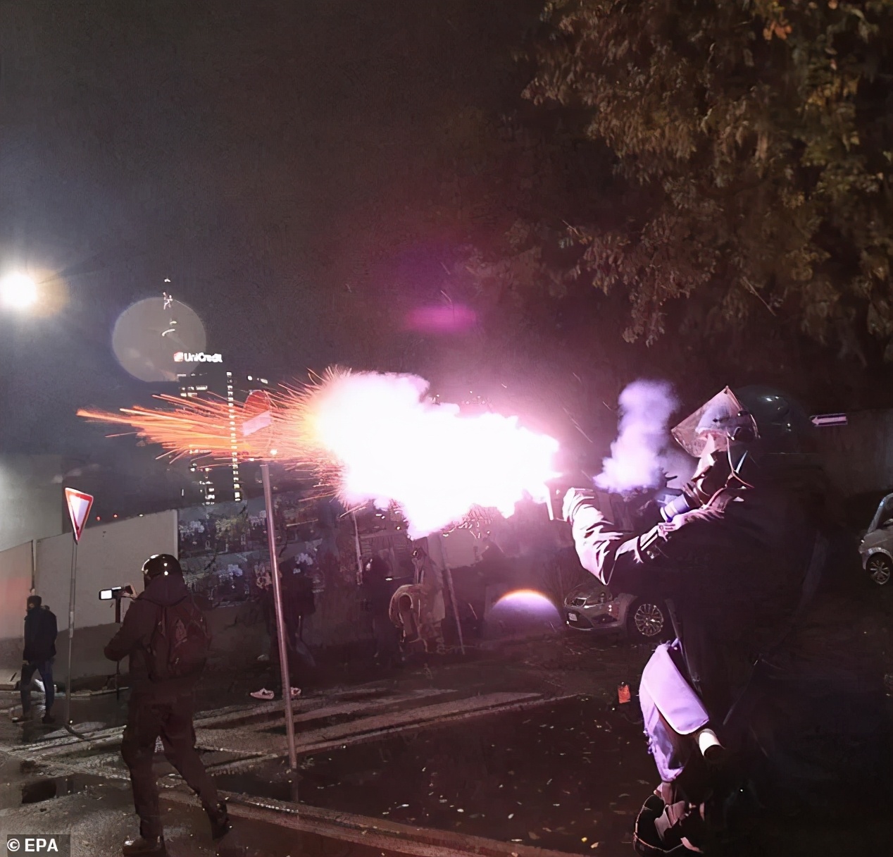 疫情第二波来袭！意大利二次封城 万人上街打砸抢