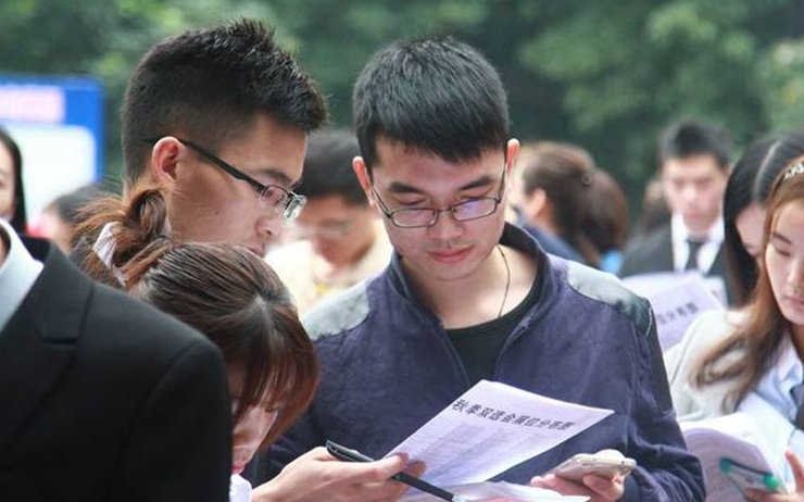 人才倒挂现象频发，蓝领市场竞争强烈，本科欲哭无泪