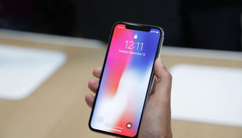 iPhone 13外观渲染图没了刘海,会有屏幕指纹